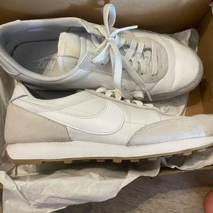 Womens nike daybreak size 9. Tan and white. Worn two times!